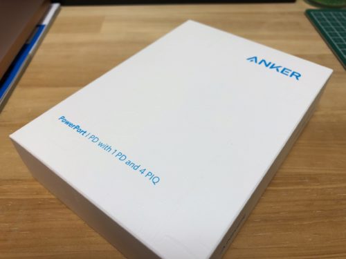 「Anker PowerPort I PD – 1 PD & 4 PowerIQ」の外観です。白い箱にシンプルなデザイン。