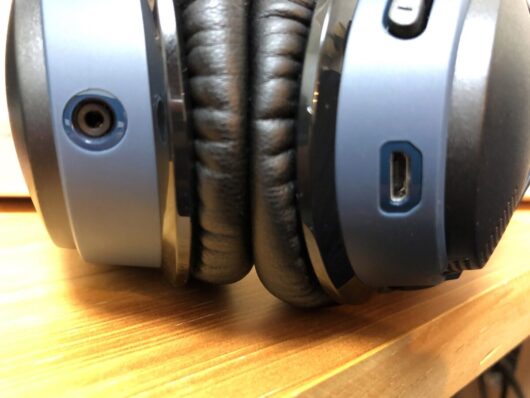 Bose SoundLink around-ear wireless headphones IIの外部接続部分。充電はMicroUSBなのが残念