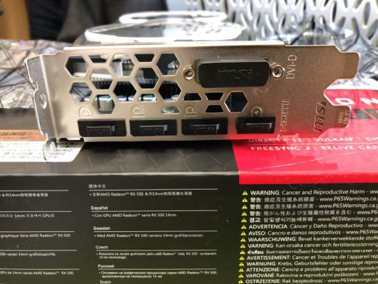 「MSI Radeon RX 570 ARMOR 8G J」の外観です。HDMIが一つ、DPが3つ、DVIが一つという構成です。