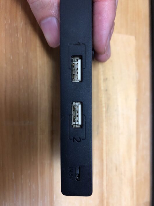 UGREEN 切替器 USB 切り替え PC2台用（4ポート）。背面はこんな感じ。外部電源入力用の口も付いてますが、自分の運用では接続なしで使えています