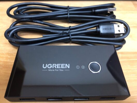 UGREEN 切替器 USB 切り替え PC2台用（4ポート）の外観と付属品一式。1.5メートルのUSBケーブルが2本付属しています。